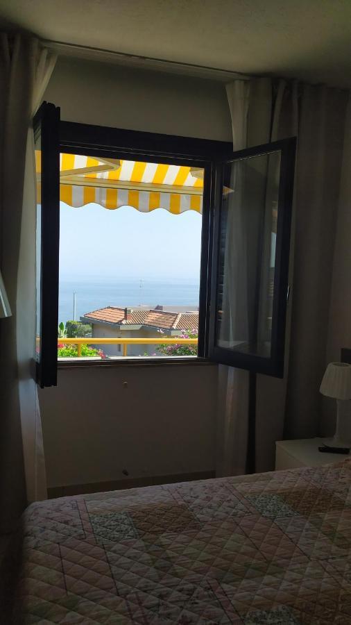 Bed and Breakfast Nero Basalto Azzurro Mare Aci Castello Exterior foto