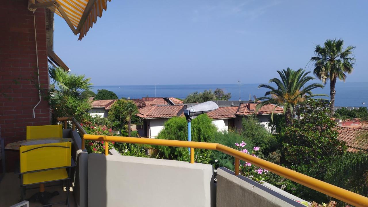 Bed and Breakfast Nero Basalto Azzurro Mare Aci Castello Exterior foto