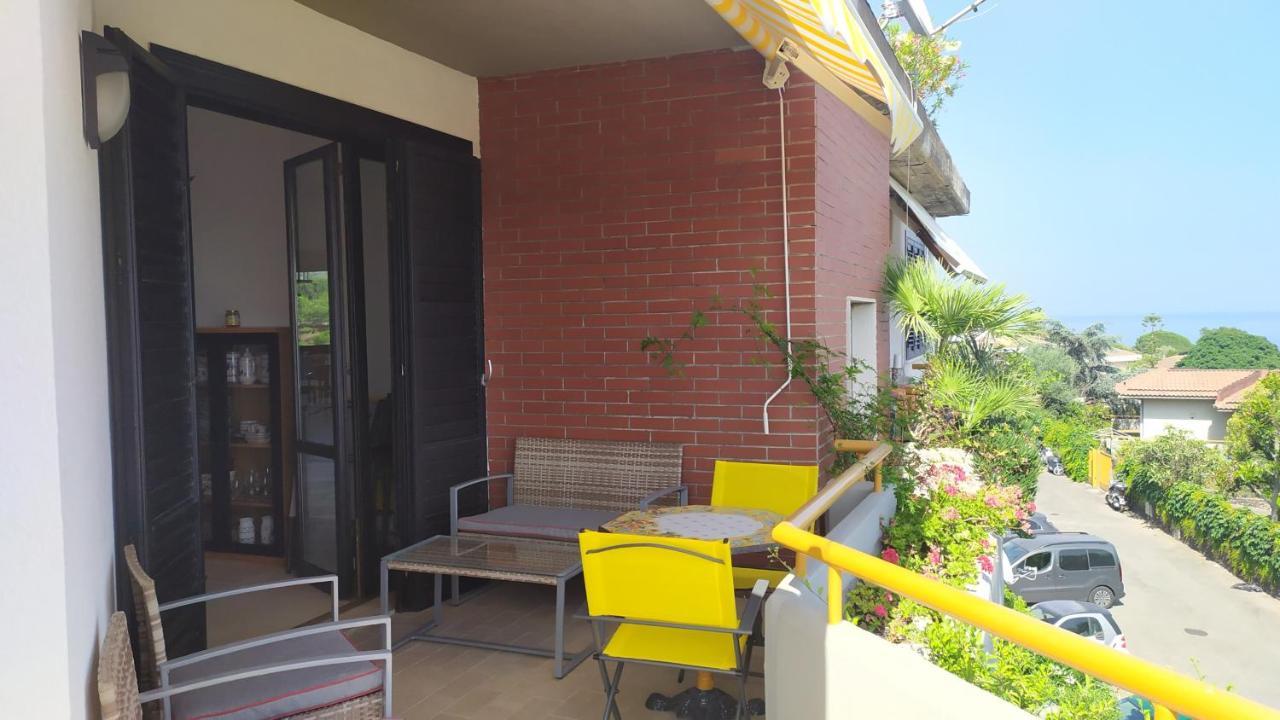 Bed and Breakfast Nero Basalto Azzurro Mare Aci Castello Exterior foto