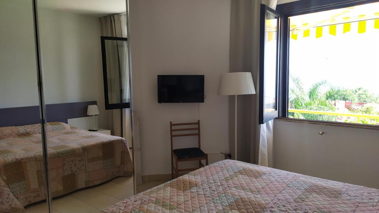 Bed and Breakfast Nero Basalto Azzurro Mare Aci Castello Exterior foto