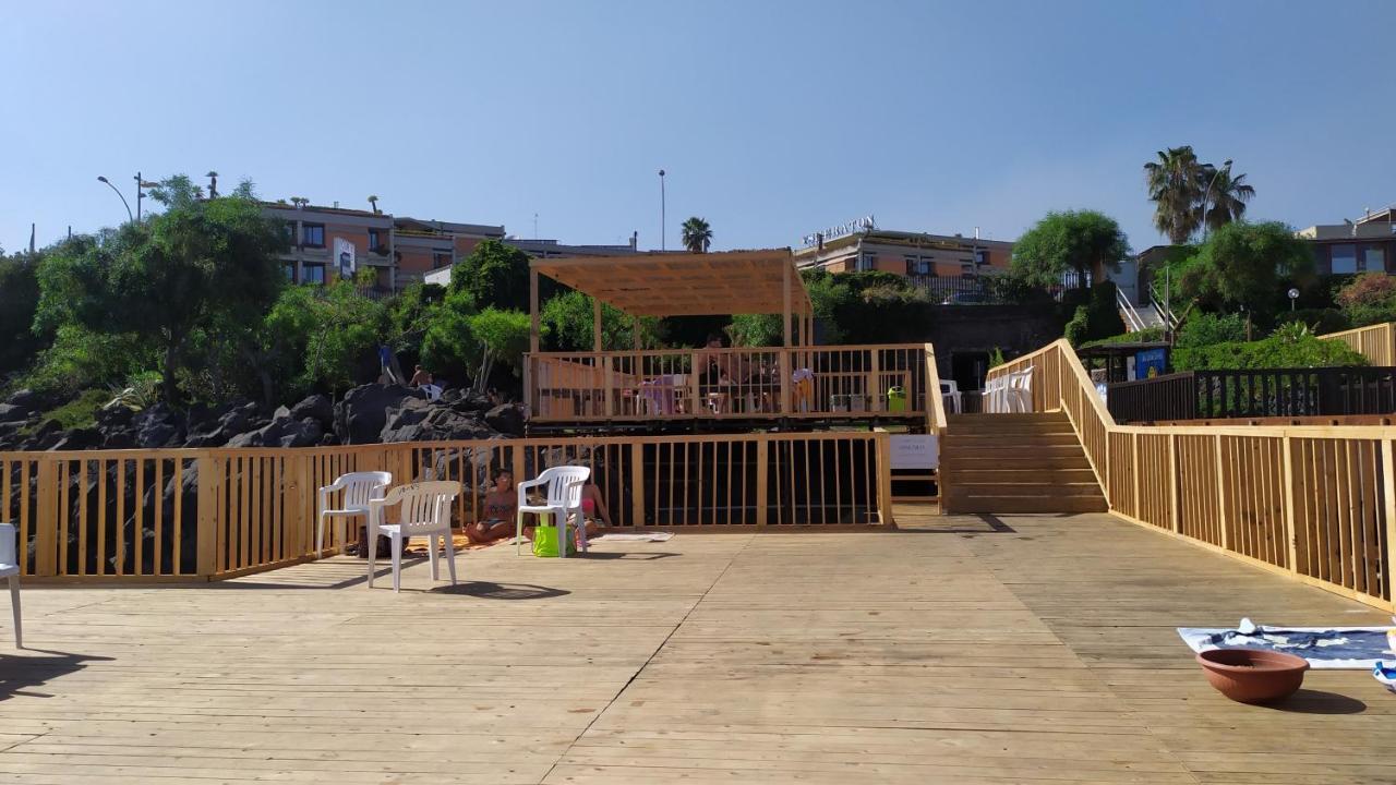 Bed and Breakfast Nero Basalto Azzurro Mare Aci Castello Exterior foto