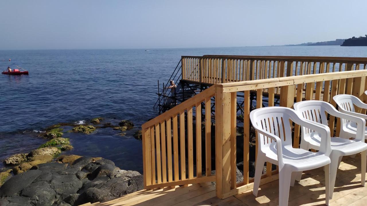 Bed and Breakfast Nero Basalto Azzurro Mare Aci Castello Exterior foto