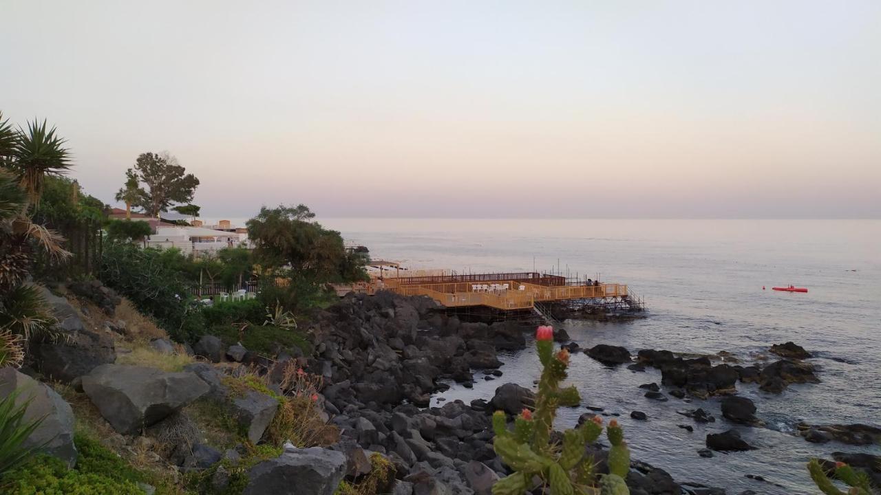 Bed and Breakfast Nero Basalto Azzurro Mare Aci Castello Exterior foto